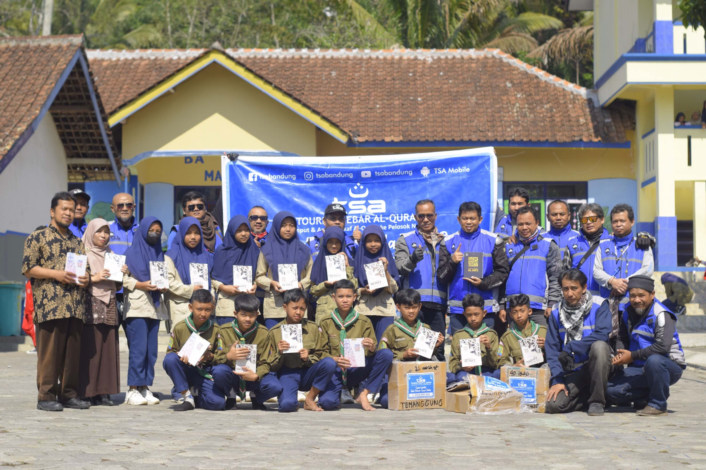 Tim TSA menyalurkan Al-Quran
