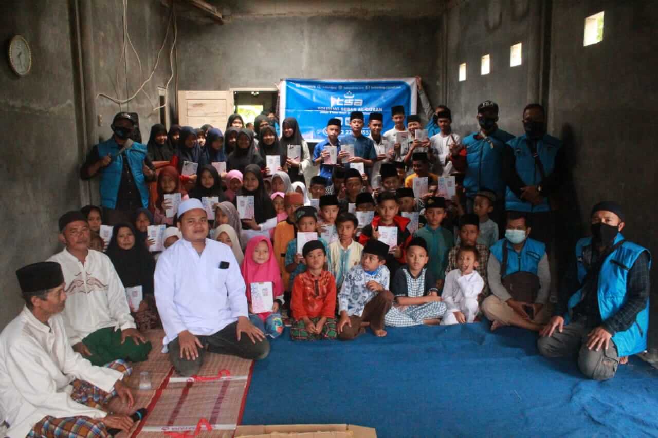 Pemberian Al-Quran ke masjid setempat